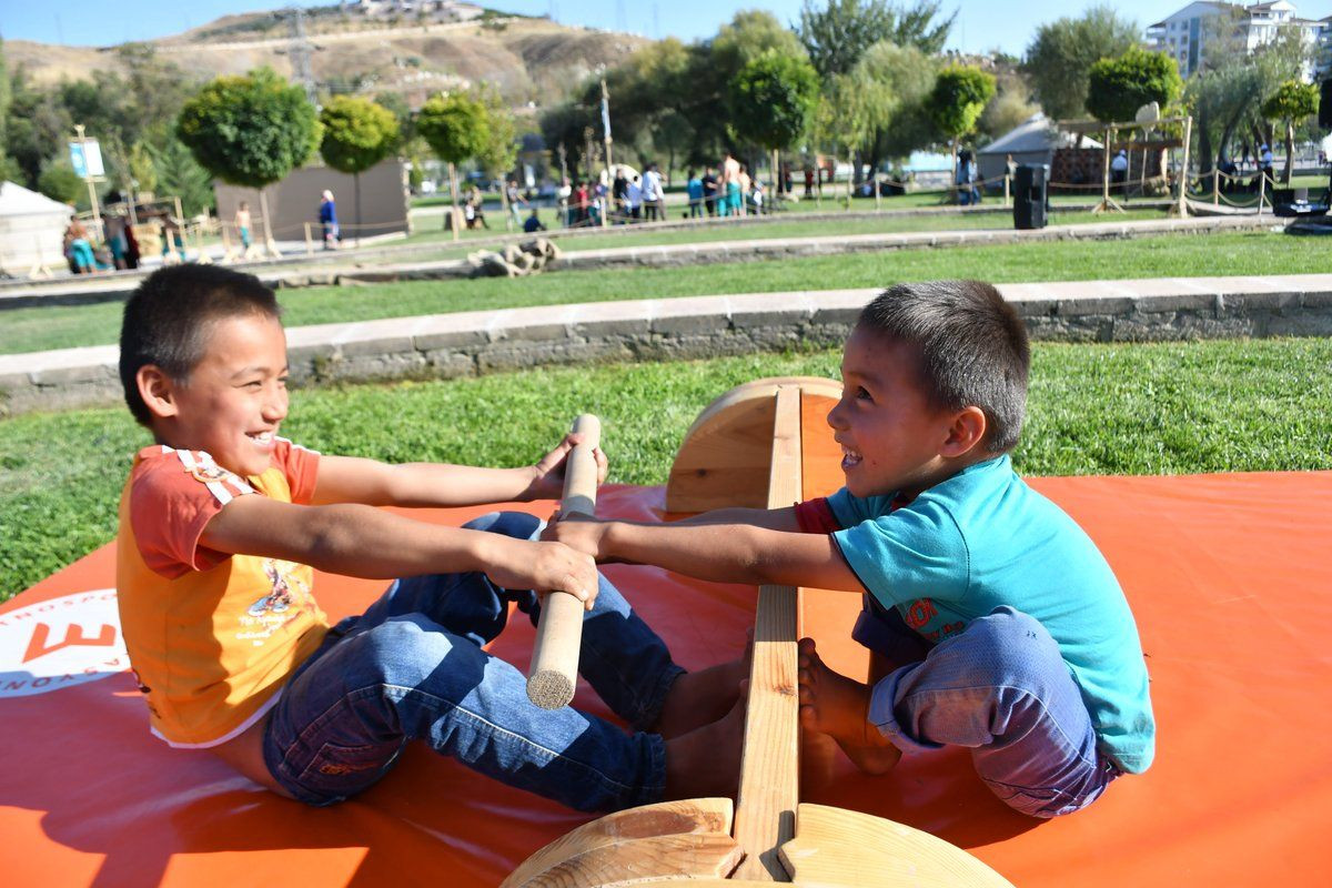 "At üzerinde destanlar yazmış ecdadın torunlarıyız!" - Sayfa 17