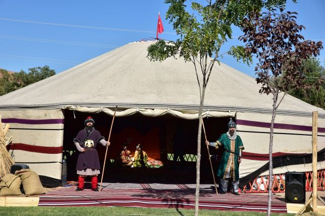 "At üzerinde destanlar yazmış ecdadın torunlarıyız!" - Sayfa 6