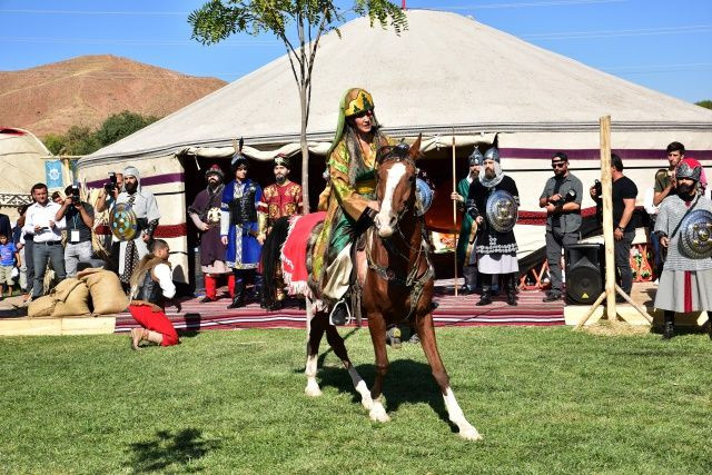 "At üzerinde destanlar yazmış ecdadın torunlarıyız!" - Sayfa 7
