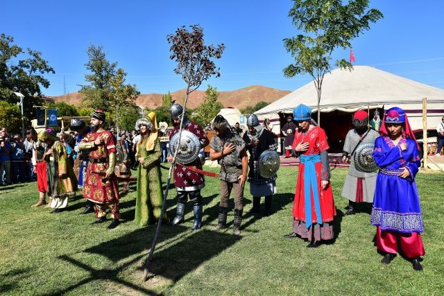 "At üzerinde destanlar yazmış ecdadın torunlarıyız!" - Sayfa 8