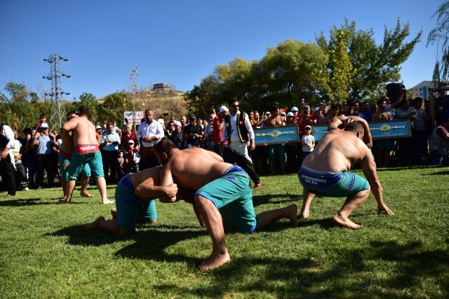 "At üzerinde destanlar yazmış ecdadın torunlarıyız!" - Sayfa 9