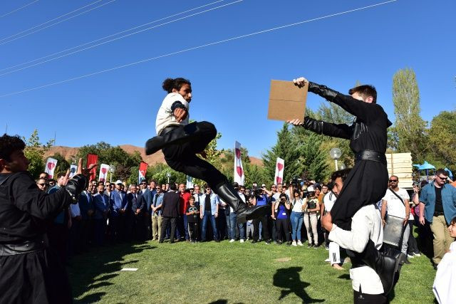 "At üzerinde destanlar yazmış ecdadın torunlarıyız!" - Sayfa 10