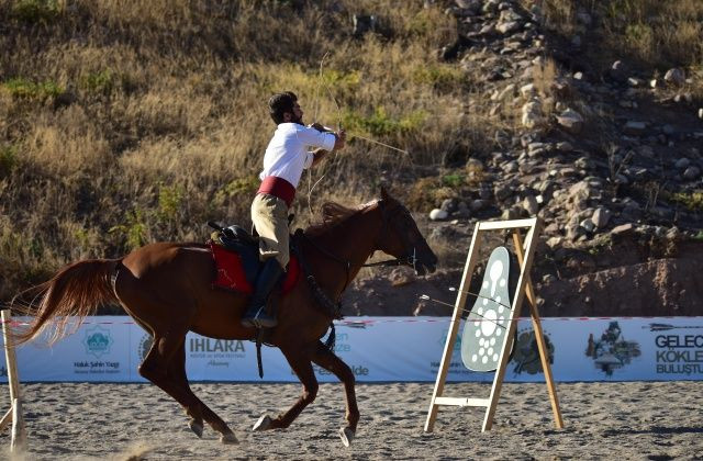 "At üzerinde destanlar yazmış ecdadın torunlarıyız!" - Sayfa 11