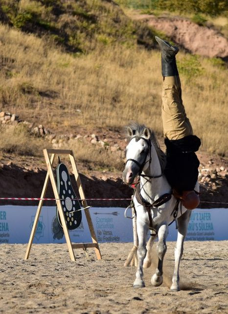 "At üzerinde destanlar yazmış ecdadın torunlarıyız!" - Sayfa 12