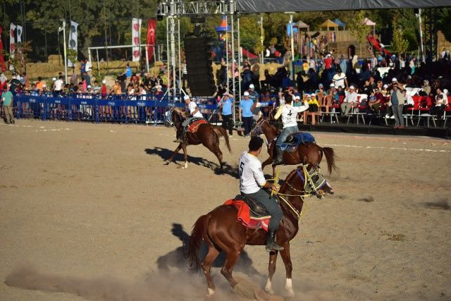 "At üzerinde destanlar yazmış ecdadın torunlarıyız!" - Sayfa 16