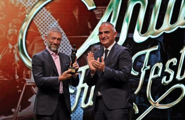 Kırmızı halıda şıklık yarışı! Yıldızlar büyüledi - Sayfa 19