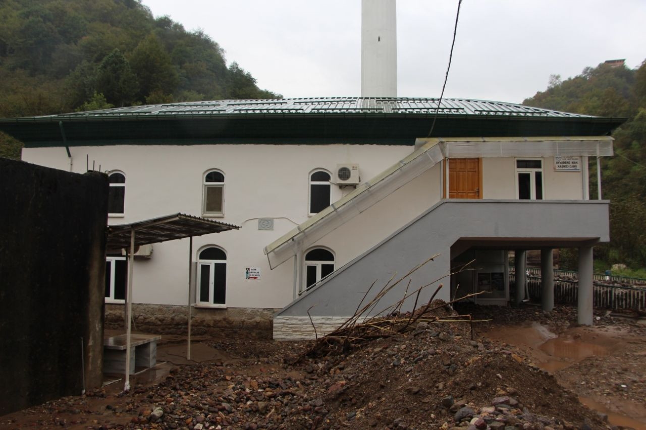 Trabzon'da hasar gün ağarınca ortaya çıktı! - Sayfa 14