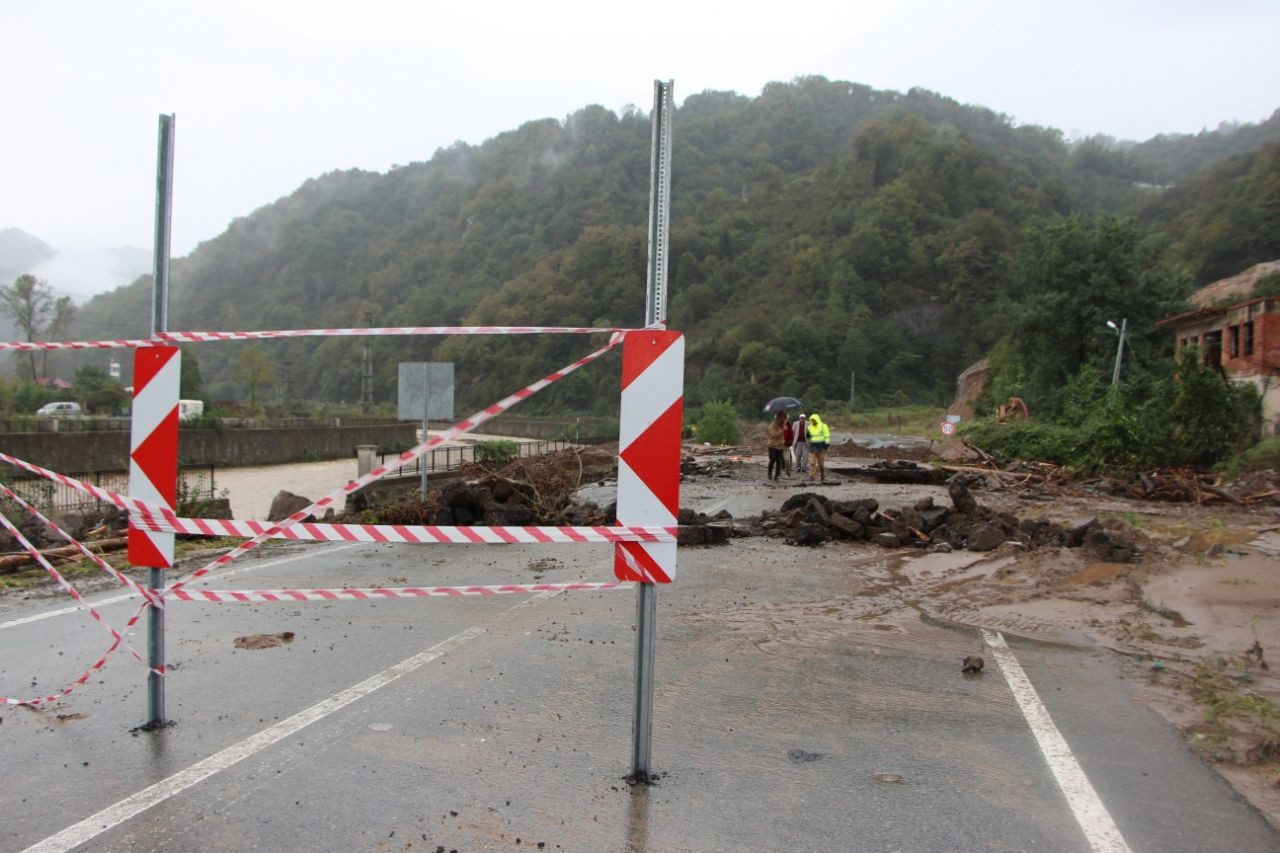 Trabzon'da hasar gün ağarınca ortaya çıktı! - Sayfa 18