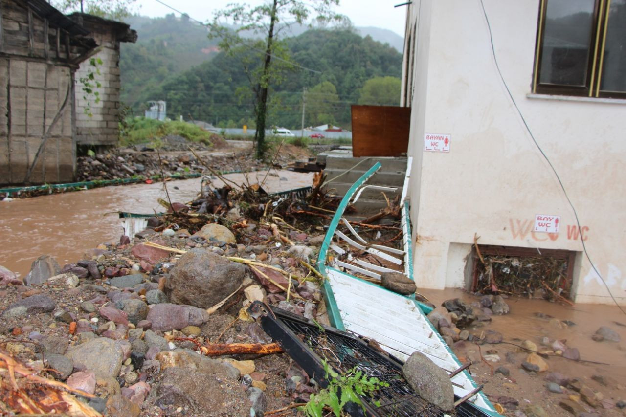 Trabzon'da hasar gün ağarınca ortaya çıktı! - Sayfa 26