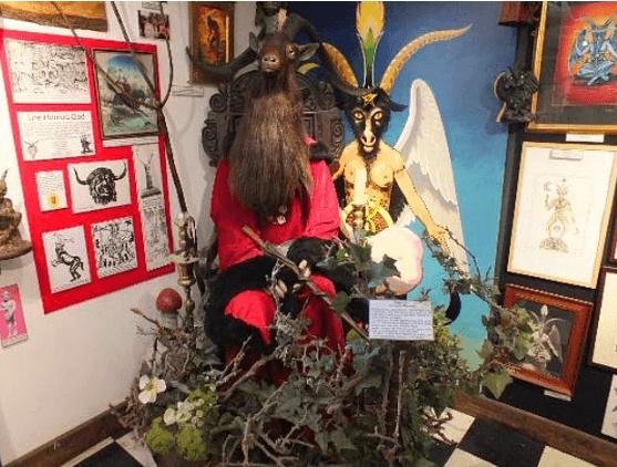 Ünlülerin iç çamaşırlarını biriktirerek müze açtı! - Sayfa 11