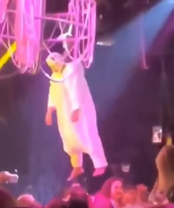 Oyuncunun cesedi gösteri boyunca havada asılı kaldı! - Sayfa 6