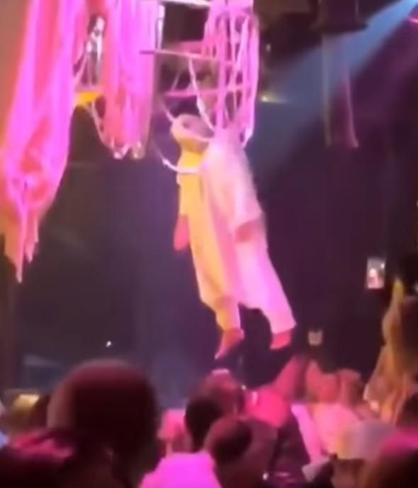 Oyuncunun cesedi gösteri boyunca havada asılı kaldı! - Sayfa 5