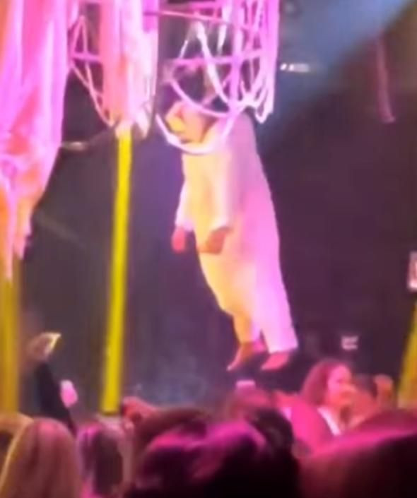 Oyuncunun cesedi gösteri boyunca havada asılı kaldı! - Sayfa 7