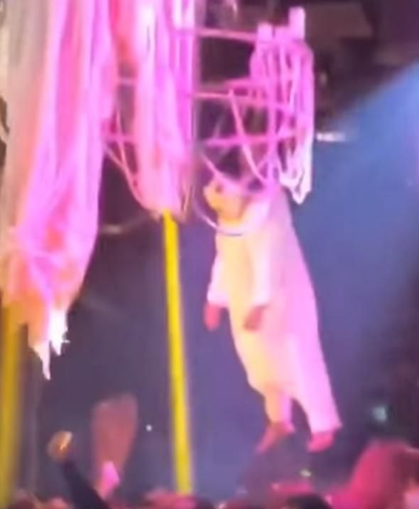 Oyuncunun cesedi gösteri boyunca havada asılı kaldı! - Sayfa 8