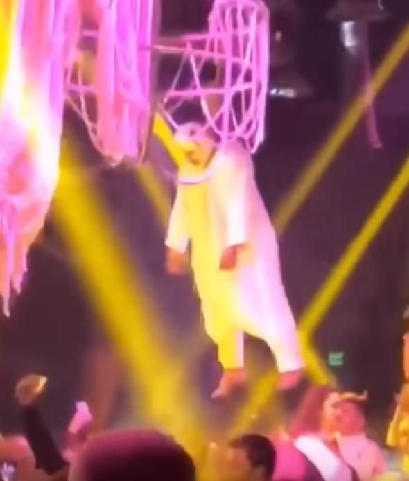 Oyuncunun cesedi gösteri boyunca havada asılı kaldı! - Sayfa 9