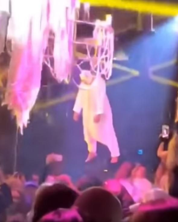 Oyuncunun cesedi gösteri boyunca havada asılı kaldı! - Sayfa 10