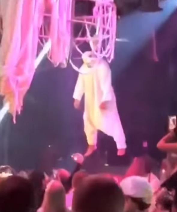 Oyuncunun cesedi gösteri boyunca havada asılı kaldı! - Sayfa 12