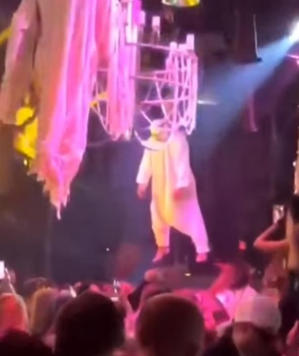 Oyuncunun cesedi gösteri boyunca havada asılı kaldı! - Sayfa 11