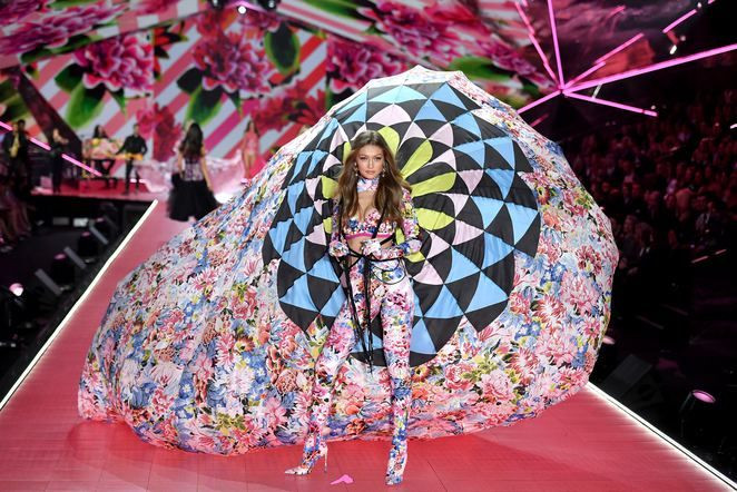 Adriana Lima podyumda gözyaşlarına boğuldu! - Sayfa 22