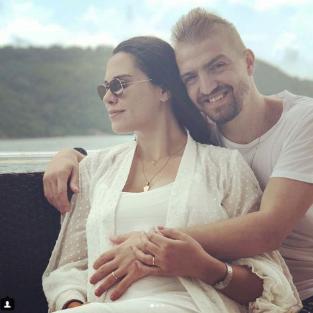 Caner Erkin, Şükran Ovalı'yla olan evliliğinin 2. yılını bu fotoğrafla kutladı - Sayfa 8