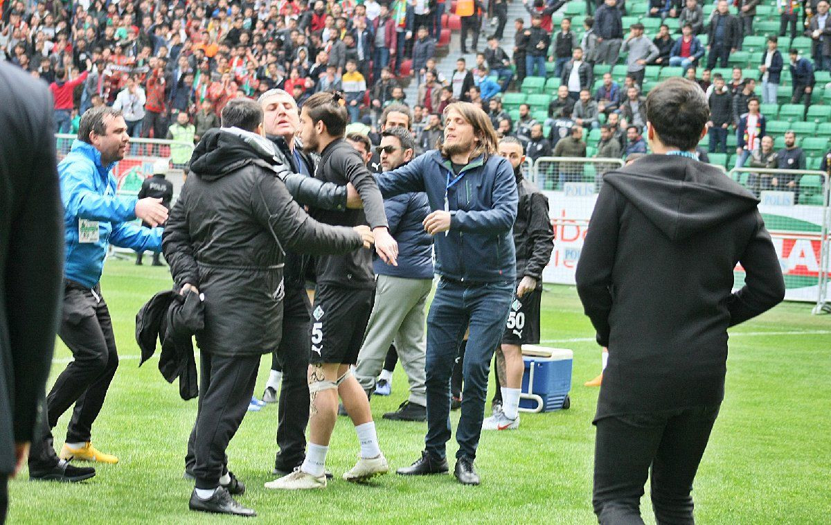 Amedspor-Sakaryaspor maçında yumruklar konuştu! - Sayfa 6