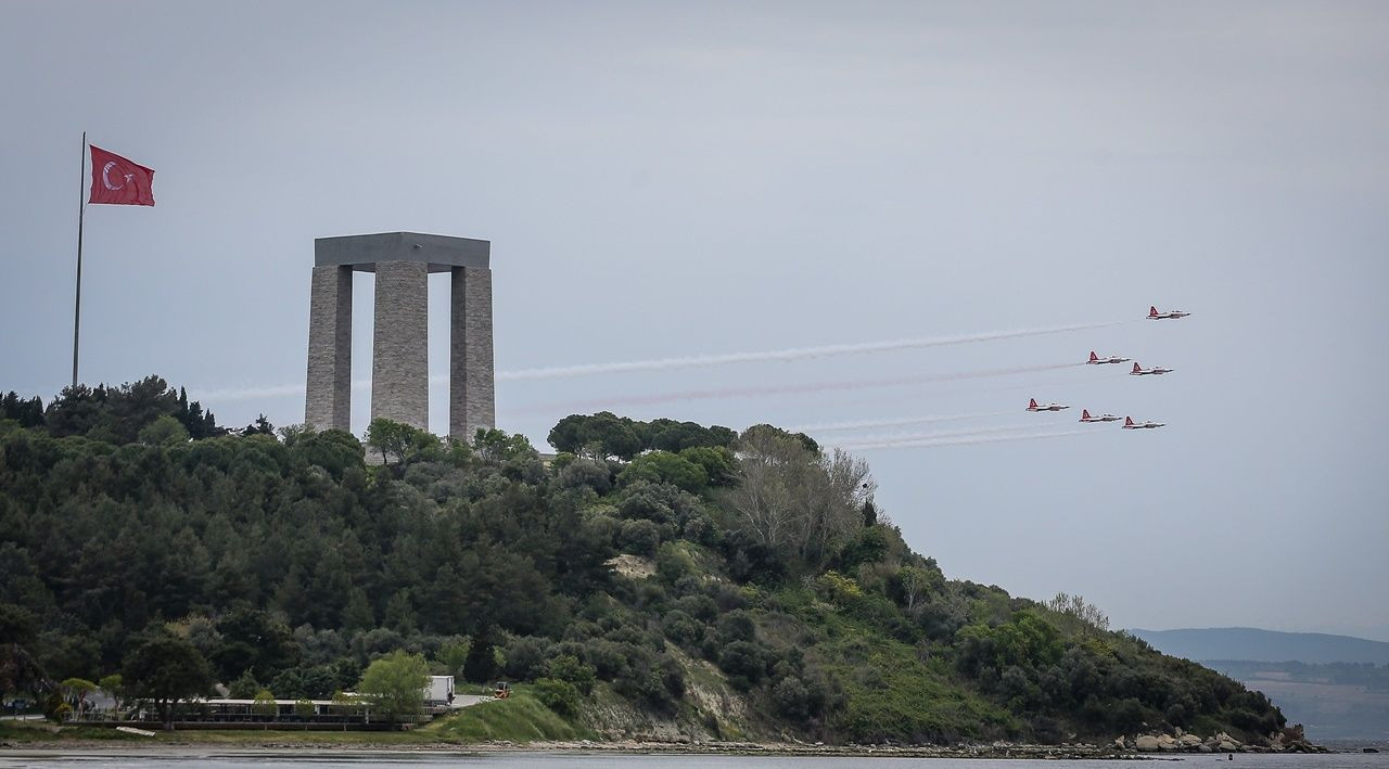 Türk Yıldızları Şehitler Abidesi semalarında... - Sayfa 12