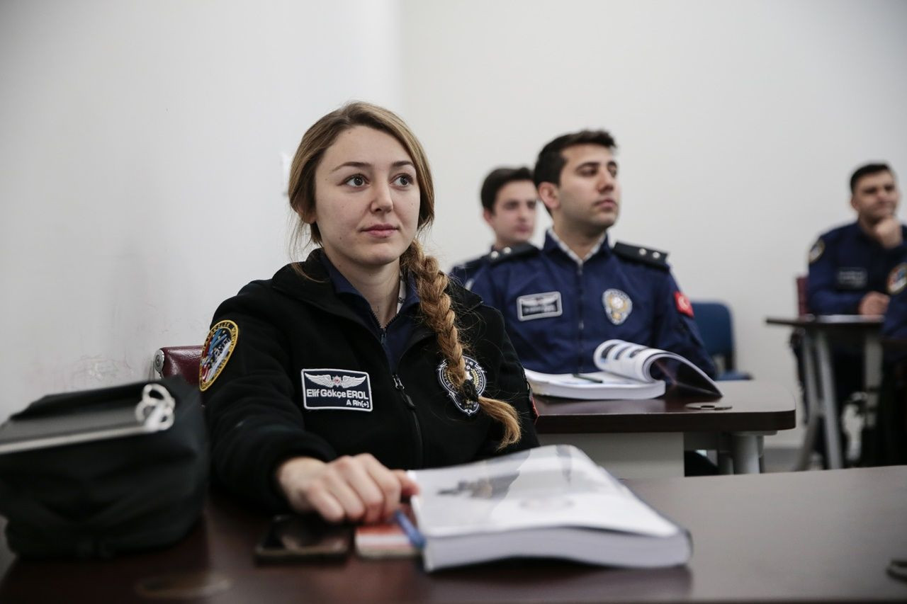 İşte emniyetin ilk kadın helikopter pilotu... - Sayfa 17