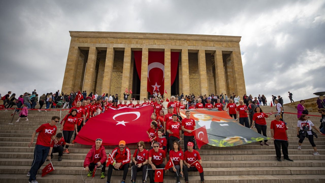 Bakan Kasapoğlu gençlerle Anıtkabir'i ziyaret etti! - Sayfa 17