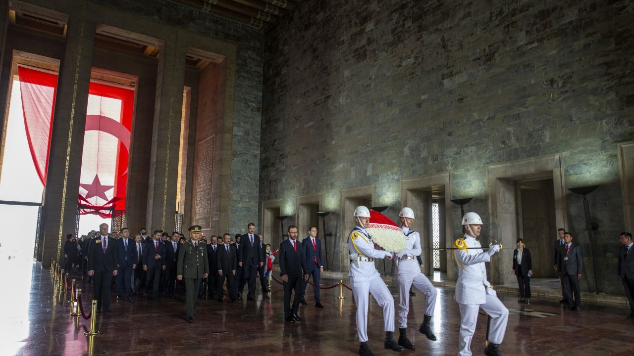 Bakan Kasapoğlu gençlerle Anıtkabir'i ziyaret etti! - Sayfa 26