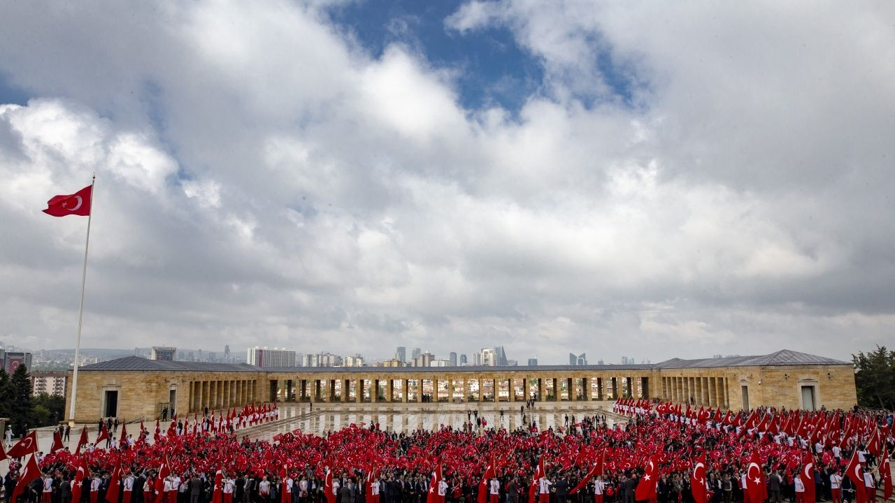 Bakan Kasapoğlu gençlerle Anıtkabir'i ziyaret etti! - Sayfa 16