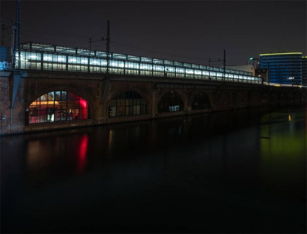 Köprünün üzerine çıktı, pantolonunu sıyırdı ve... - Sayfa 6