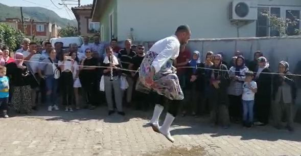 Boynuna öküz çanı takıp, etekle oynattılar! - Sayfa 5