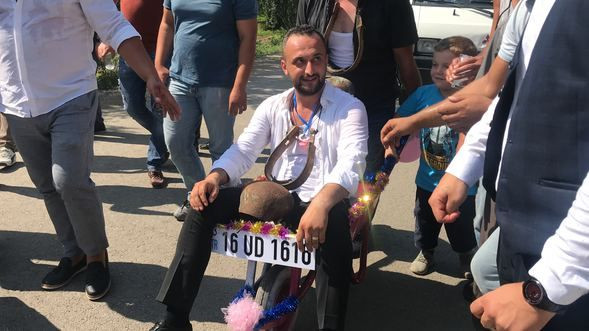 Boynuna öküz çanı takıp, etekle oynattılar! - Sayfa 6