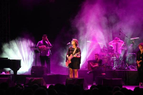 Duyarlı şanatçılar Emine Bulut'un kızı için konser verdi! - Sayfa 5