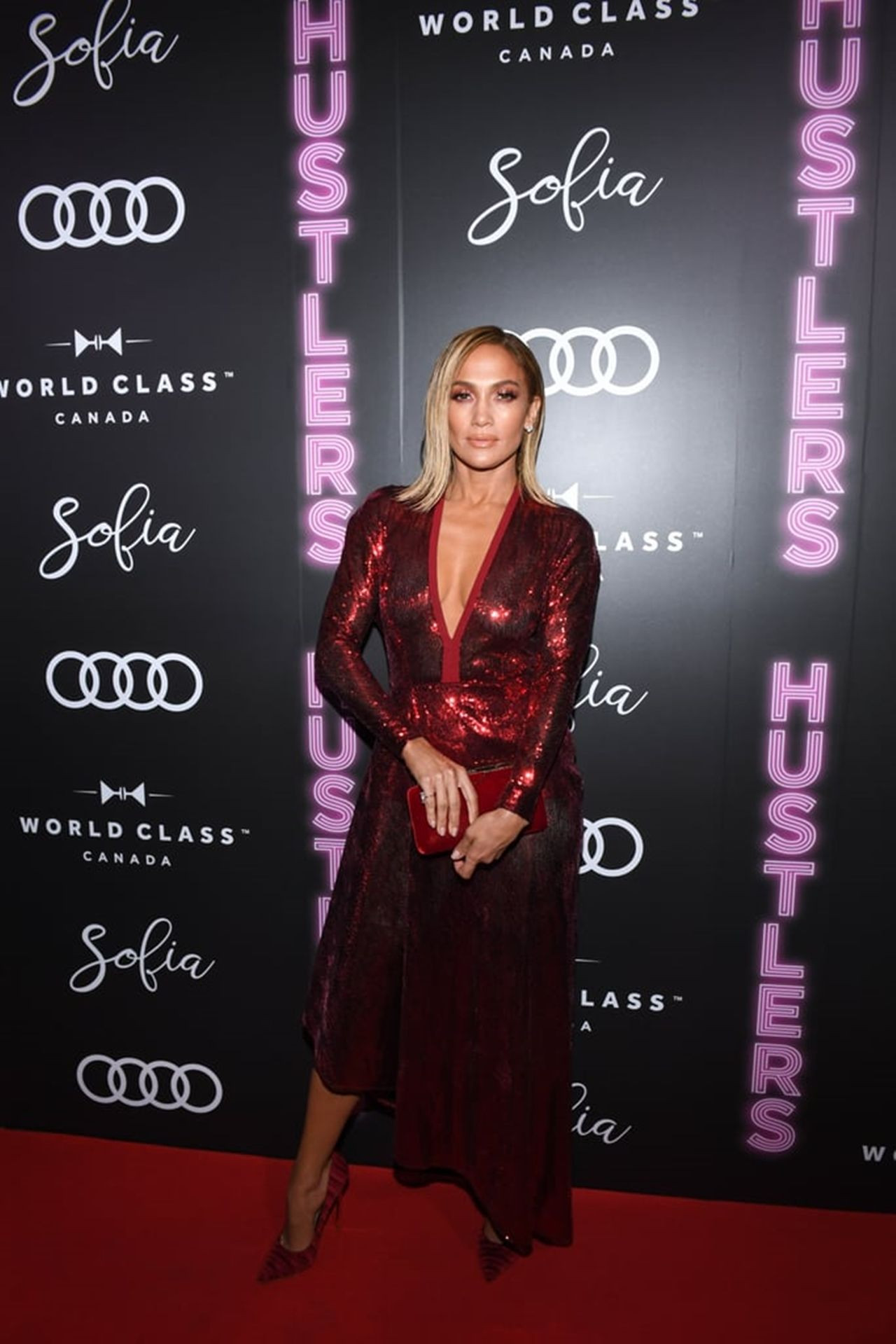 Jennifer Lopez'den ünlü festivalde skandal kostüm! - Sayfa 1