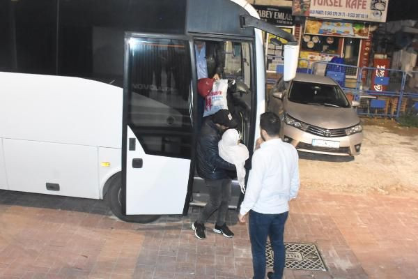 Polis, yaşlı göçmeni kucağında taşıdı! - Sayfa 5