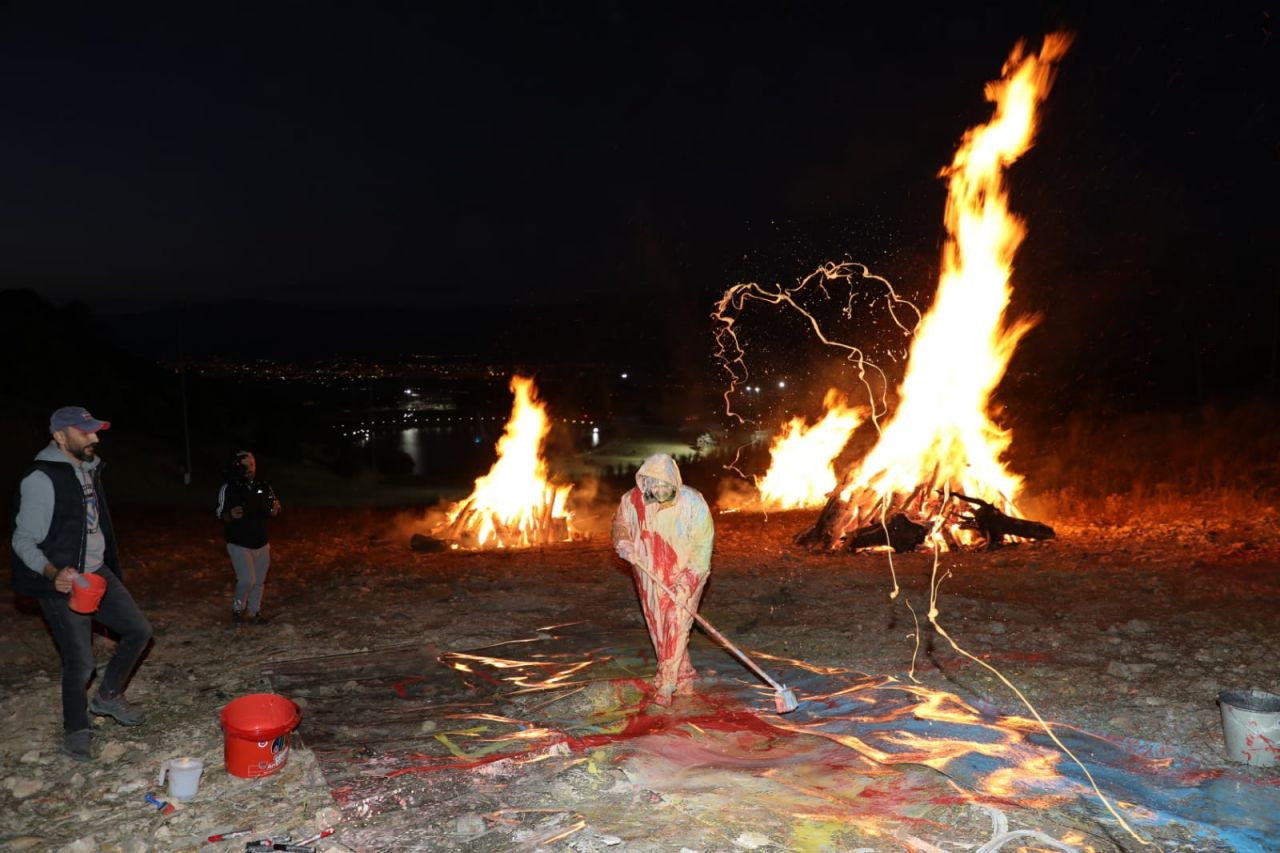Dev bir ateş yakıp başından aşağı boya döktü! - Sayfa 5