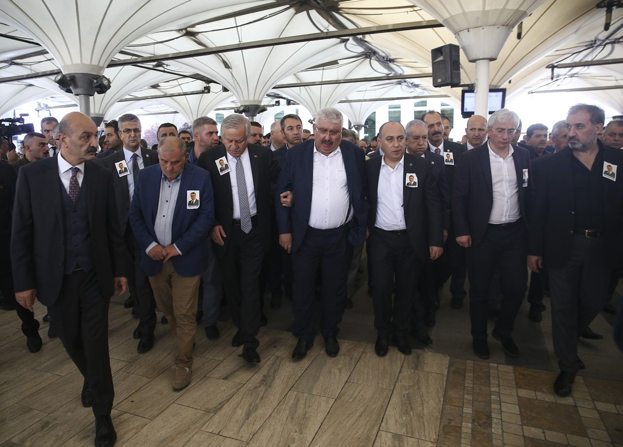 MHP'li Semih Yalçın oğlunu toprağa verdi... - Sayfa 8