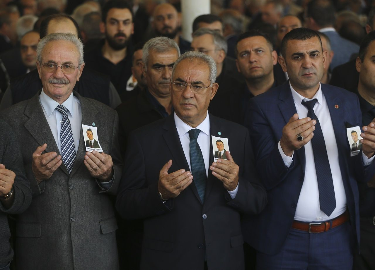 MHP'li Semih Yalçın oğlunu toprağa verdi... - Sayfa 9