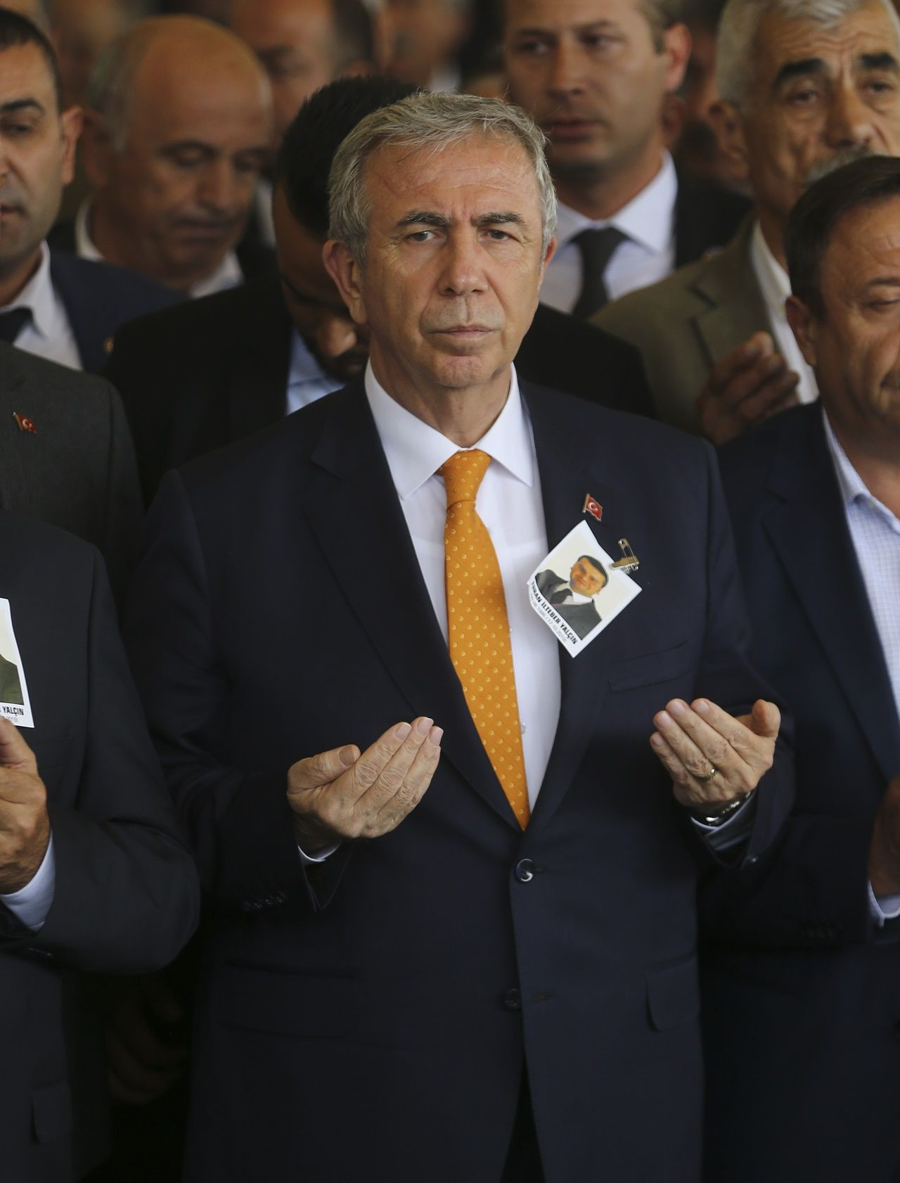 MHP'li Semih Yalçın oğlunu toprağa verdi... - Sayfa 10