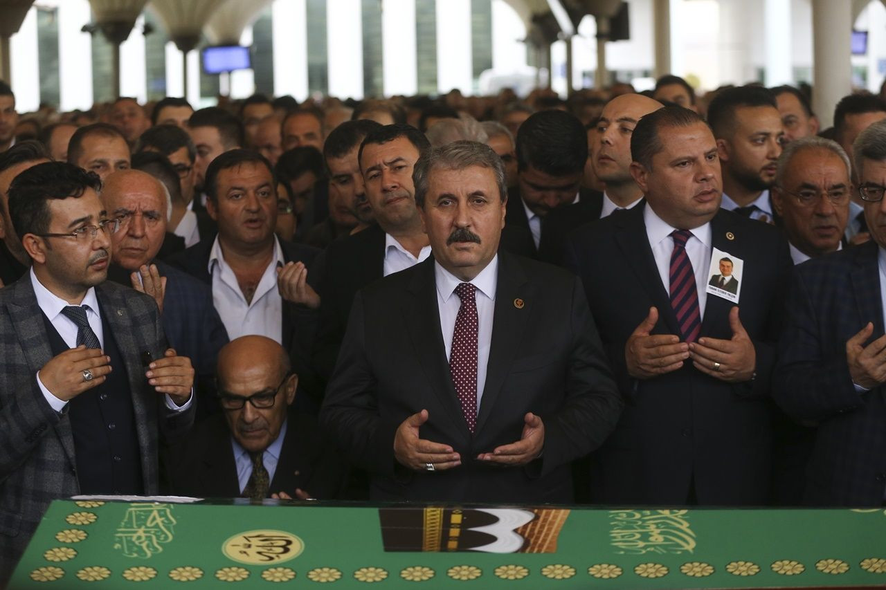 MHP'li Semih Yalçın oğlunu toprağa verdi... - Sayfa 12