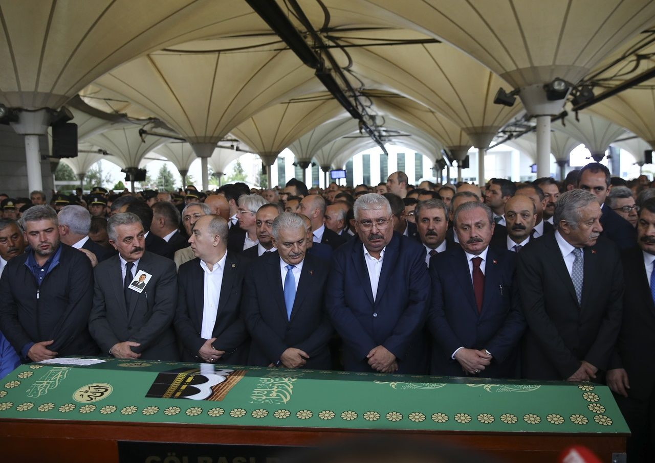 MHP'li Semih Yalçın oğlunu toprağa verdi... - Sayfa 13