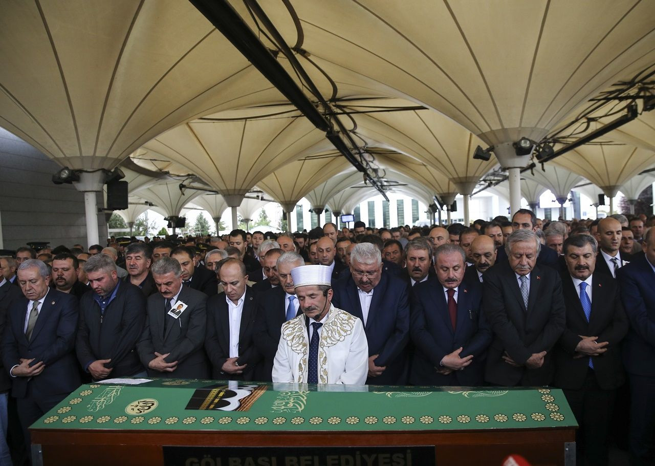 MHP'li Semih Yalçın oğlunu toprağa verdi... - Sayfa 15
