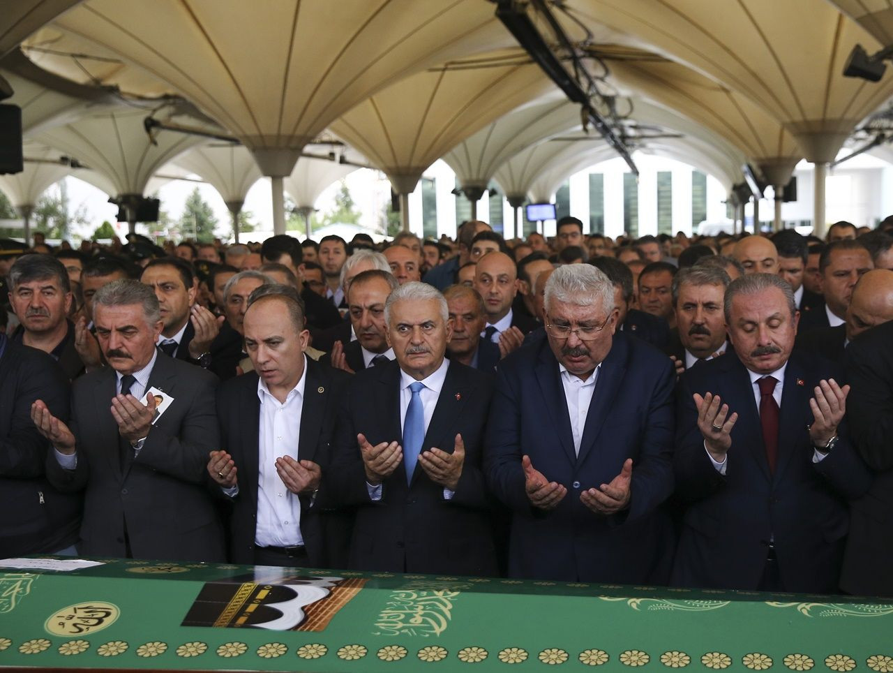 MHP'li Semih Yalçın oğlunu toprağa verdi... - Sayfa 16