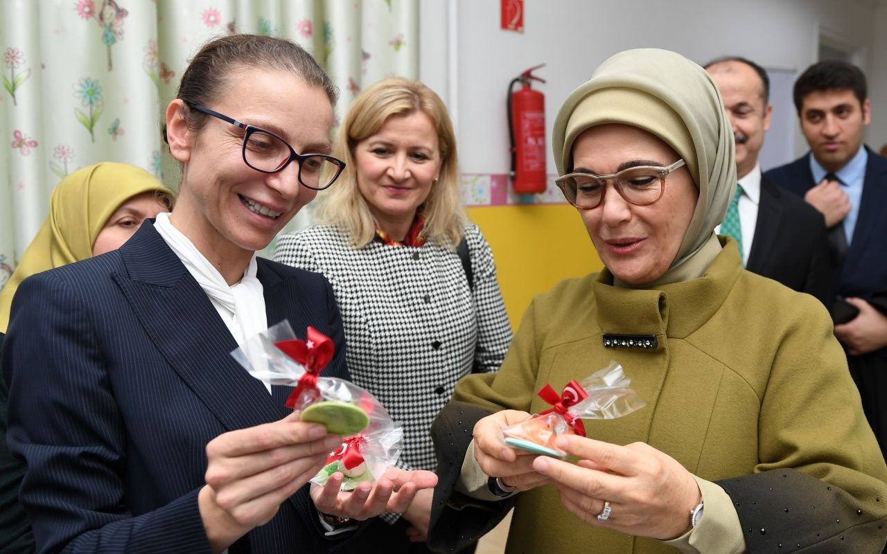 Emine Erdoğan, Macaristan'da anaokulu açılışına katıldı! - Sayfa 13