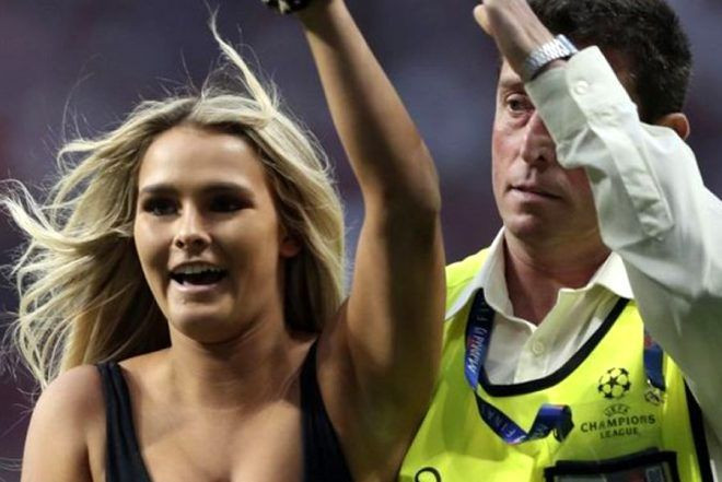 Sokakta mayosuyla gezerek şaşkınlık yarattı! - Sayfa 16