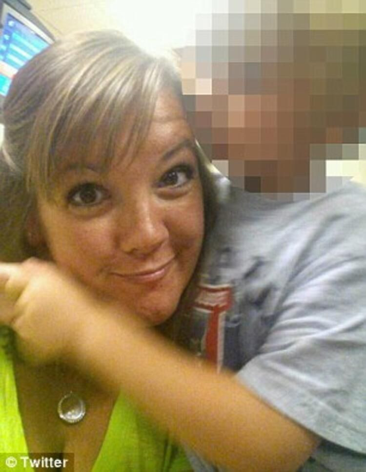 Eski güzellik kraliçesinden çırılçıplak iğrençlik! - Sayfa 120