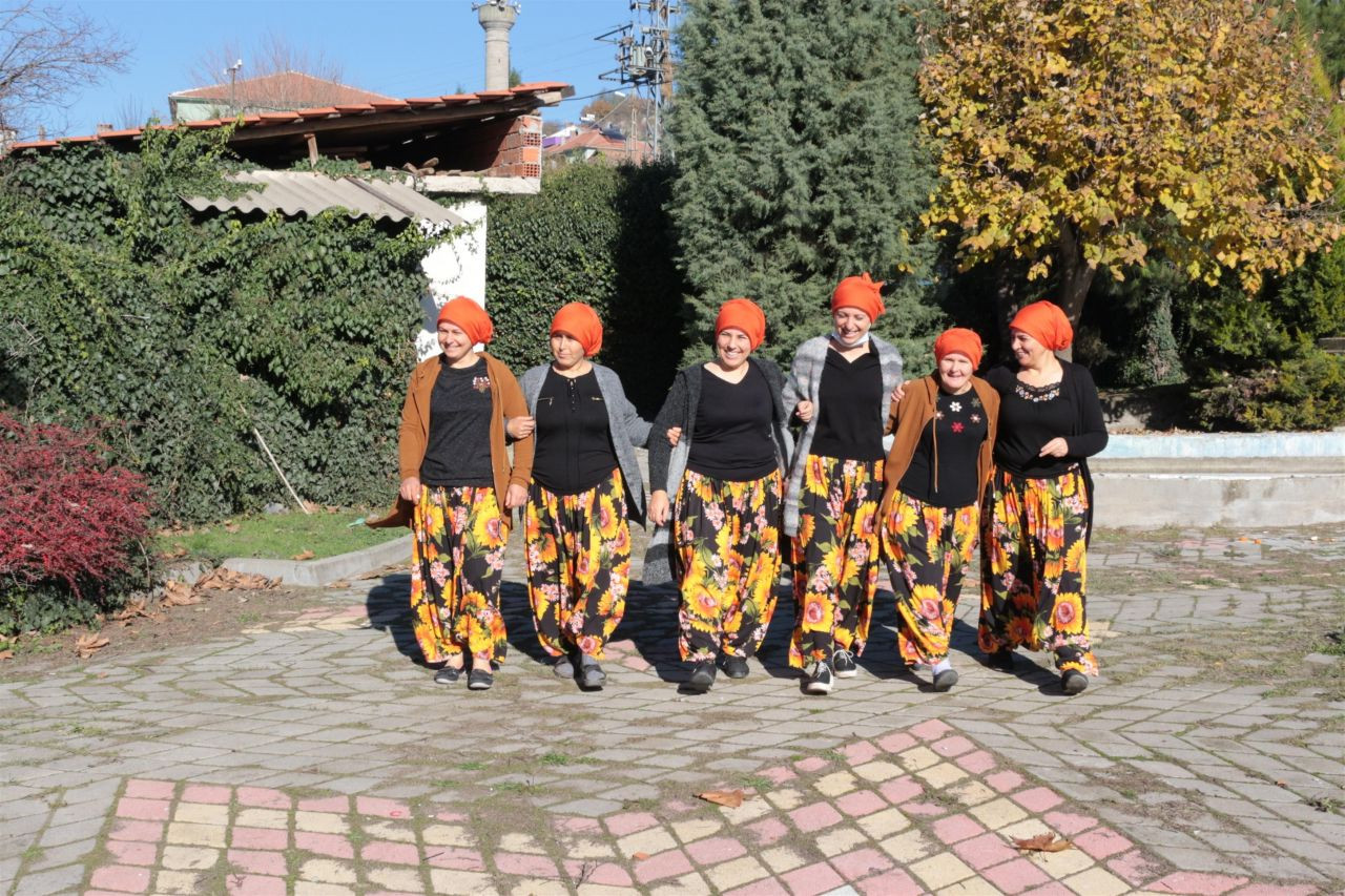 Köylü kadınlar, arkadaşlarına destek için saçlarını kazıttı! - Sayfa 5