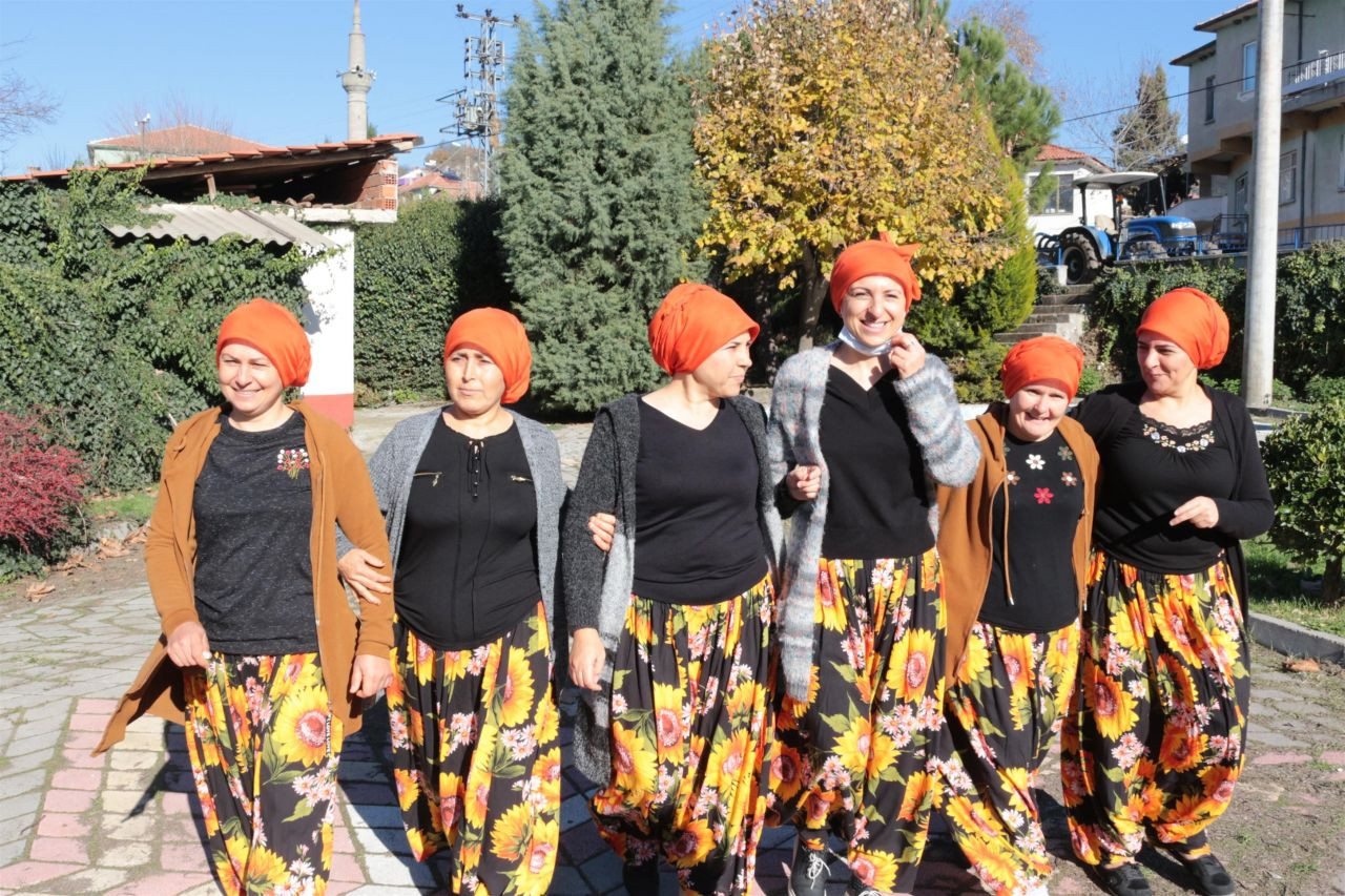 Köylü kadınlar, arkadaşlarına destek için saçlarını kazıttı! - Sayfa 6