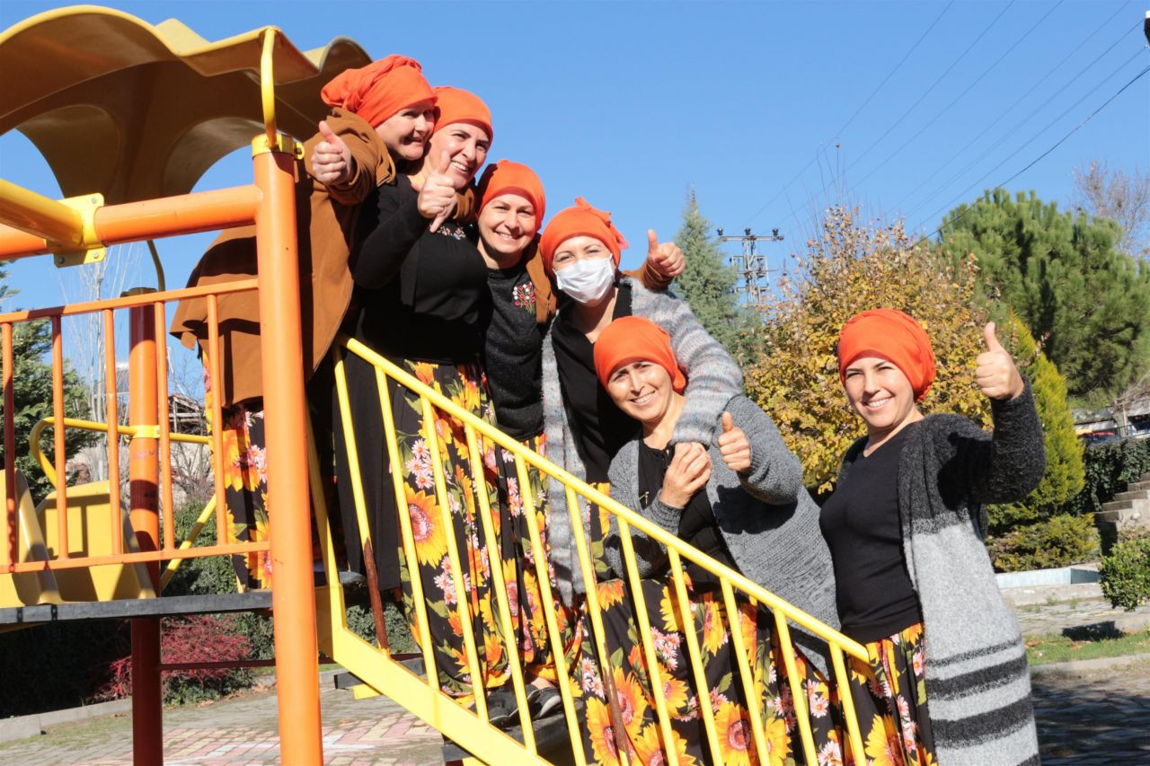 Köylü kadınlar, arkadaşlarına destek için saçlarını kazıttı! - Sayfa 9